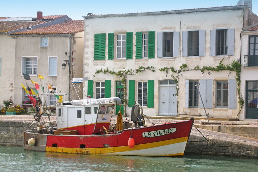 Kleiner Fischkutter am Kai
