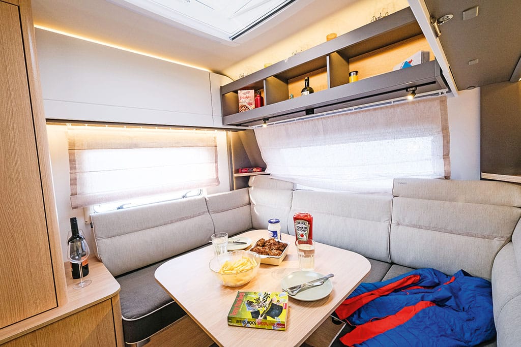 Rundsitzgruppe im Wohnwagen