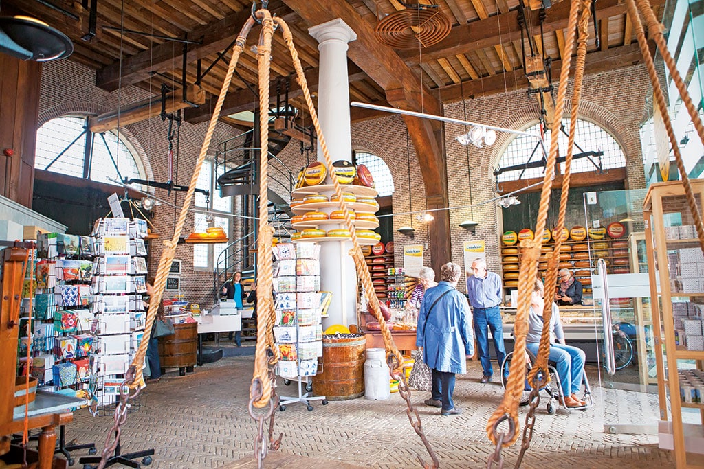 Museum mit vielen ausgestellten Käseleiben