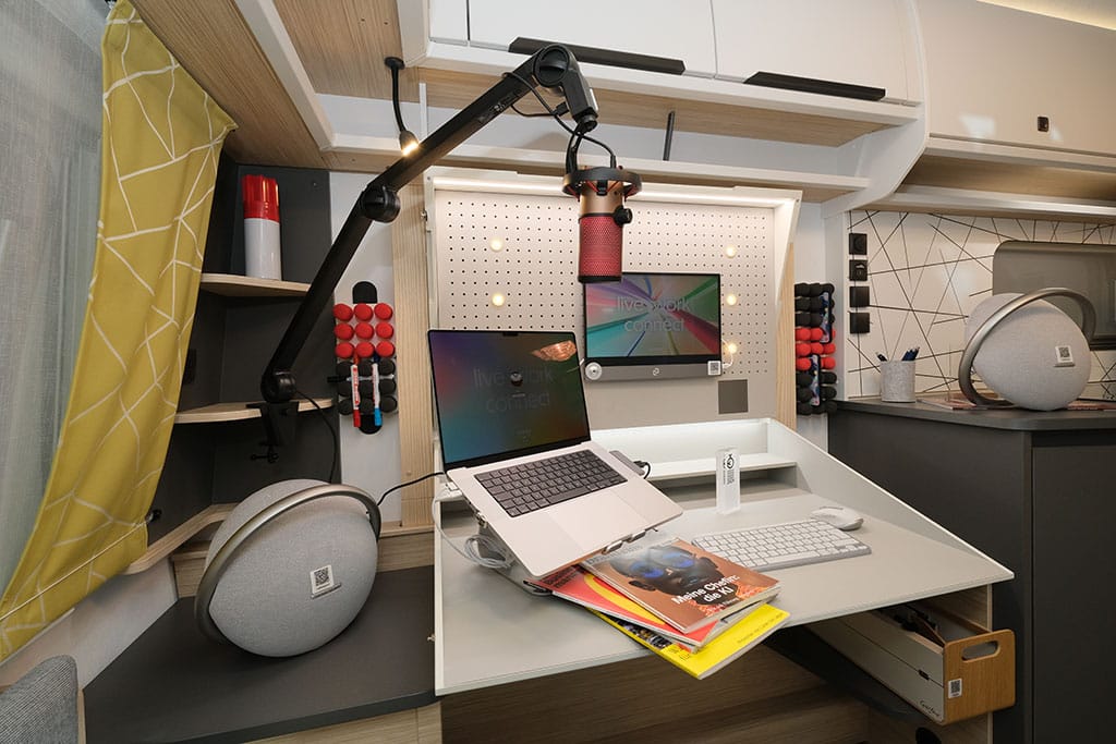 Schreibtisch im Wohnwagen