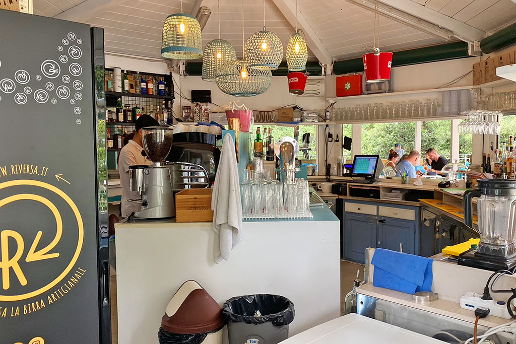 Barista im Einsatz in einer Bar