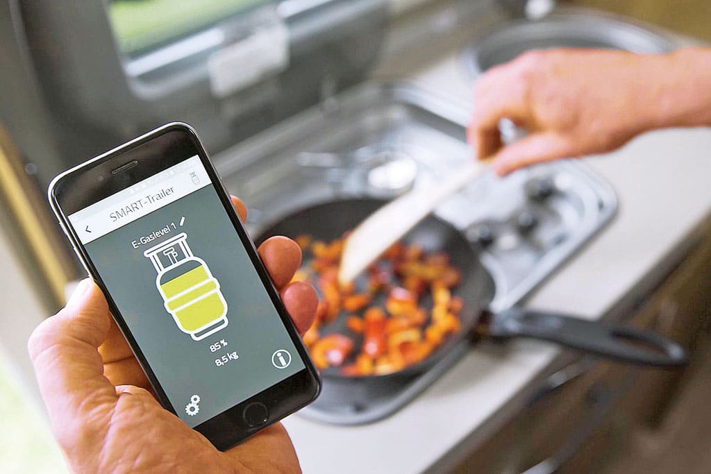 Kochen mit Gas und Ablesen des Gasfüllstands über Smartphone