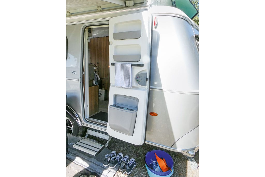 Geöffnete Eingangstür am Wohnwagen