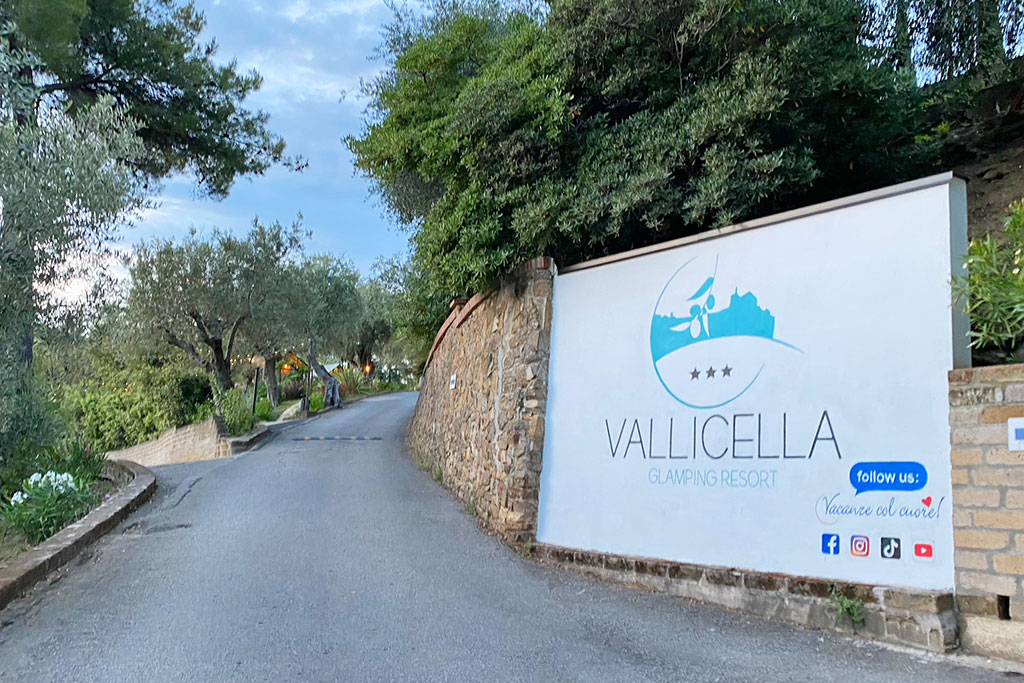 Willkommensschild Glamping-Resort Vallicella, Toskana