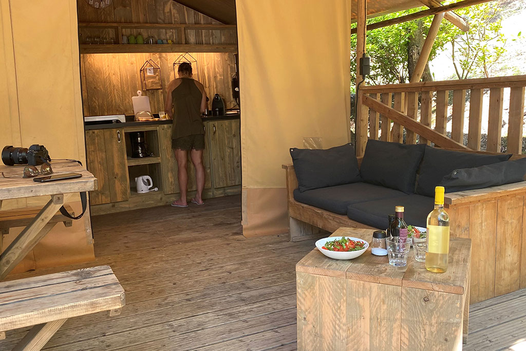 Holz-Bungalow und große Holzterrasse