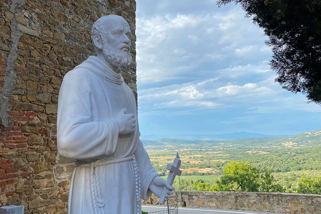 Weiße Skulptur vor einem steinernen Gebäude