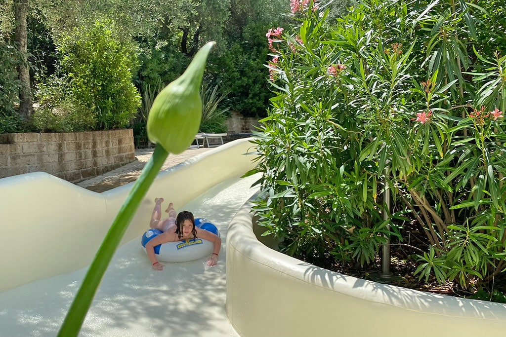 Kind auf einer Wasserrutsche