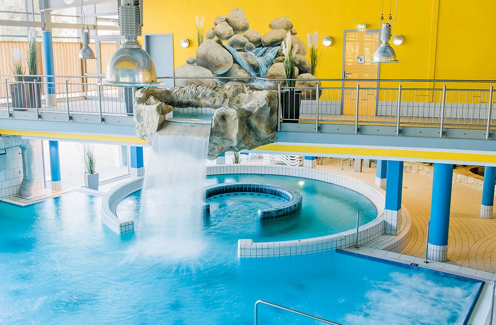 Poolbecken mit kleinem Wasserfall