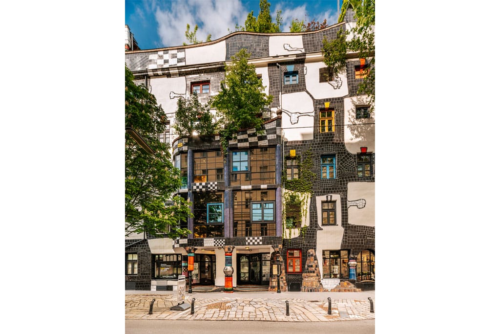 Markantes Hundertwasserhaus
