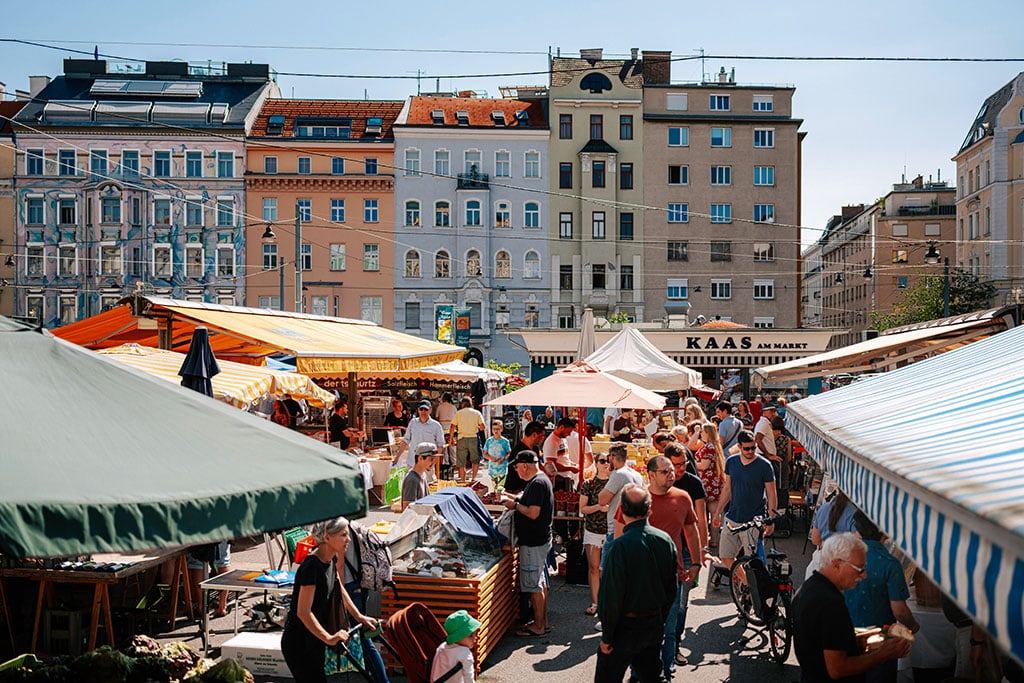 Markt auf zentralem PLatz umgeben von alten Stadthäusern