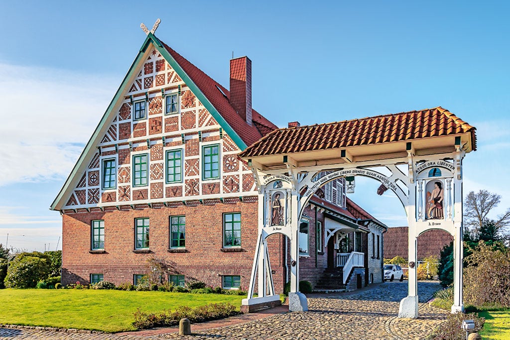 Verziertes Fachwerkgebäude mit auffalliger Holzpforte