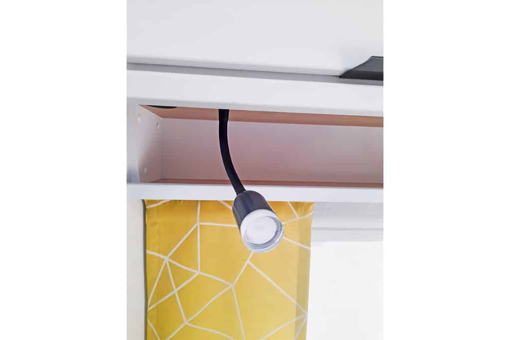 Schwanenhalsleuchte im Wohnwagen