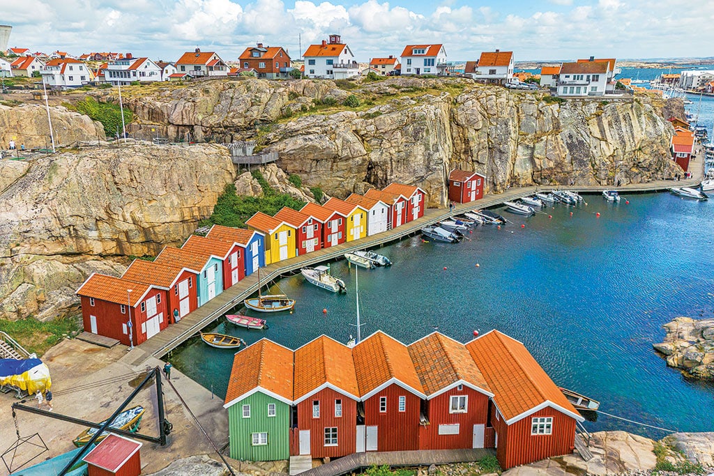 Bunte Häuschen an einer Bucht