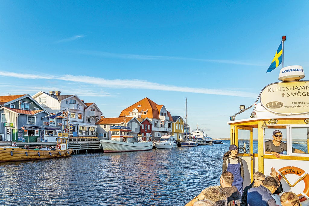 Kleiner Hafen mit Gebäuden und kleinen Booten