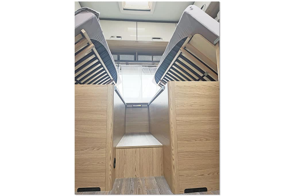 Einzelbetten im Wohnwagen mit hochgestelltem Lattenrost