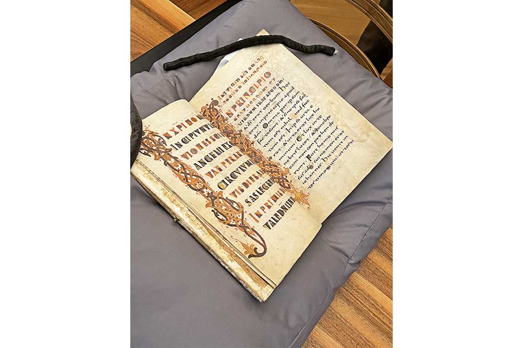 Altes Buch mit Schrift und Malereien