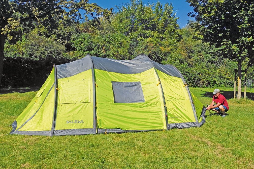 Hellgrün-graues Tunnelzelt in einem sommerlichen Garten