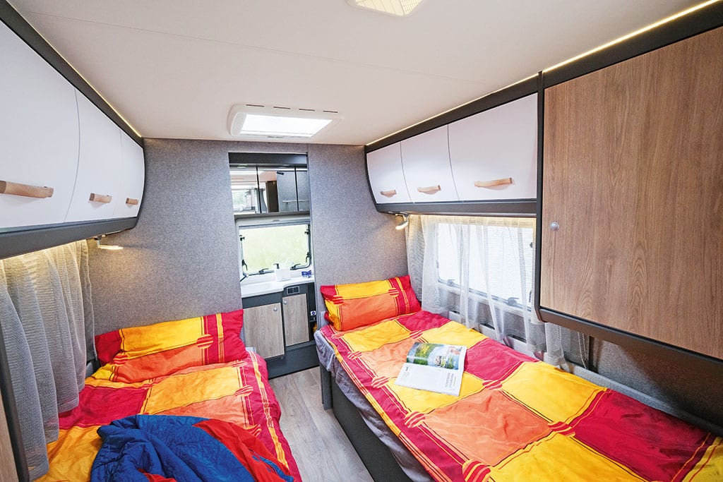 Einzelbetten im Wohnwagen mit bunter Bettwäsche