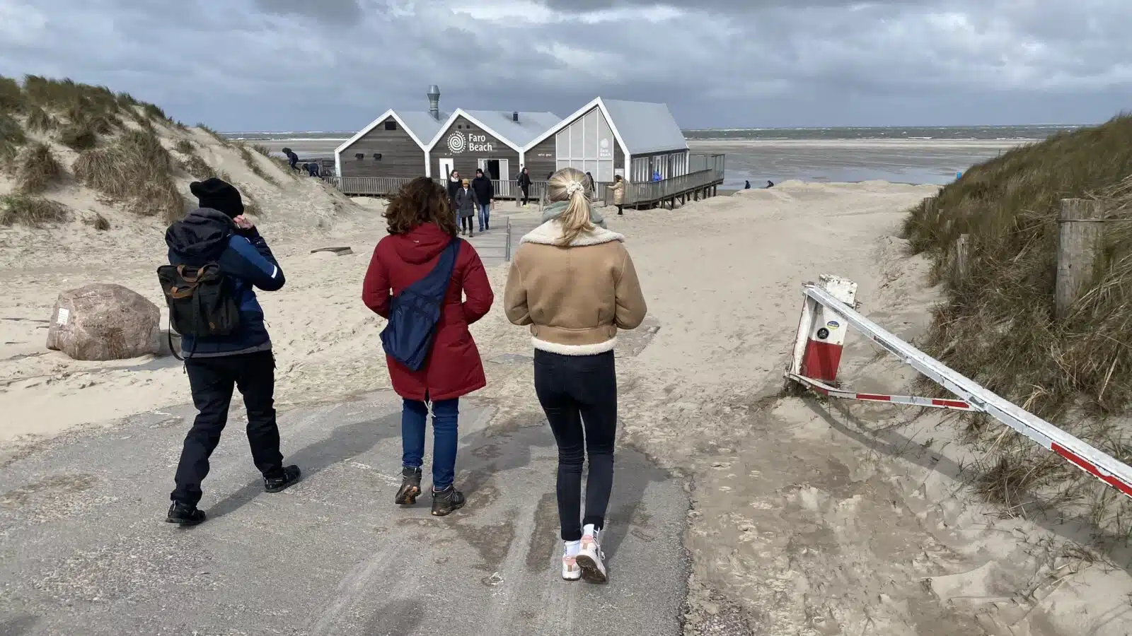 Eine Gruppe auf dem Weg zum Strand.