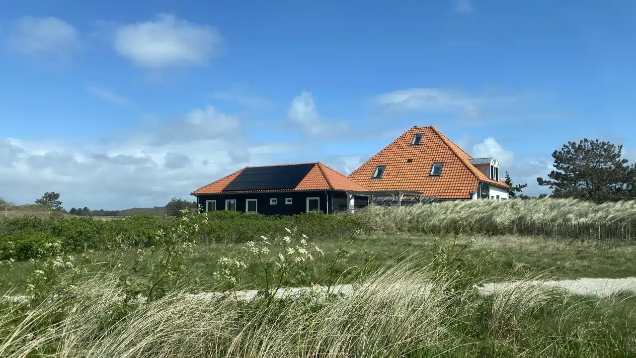 Großes Bauernhaus auf einer Wiese.