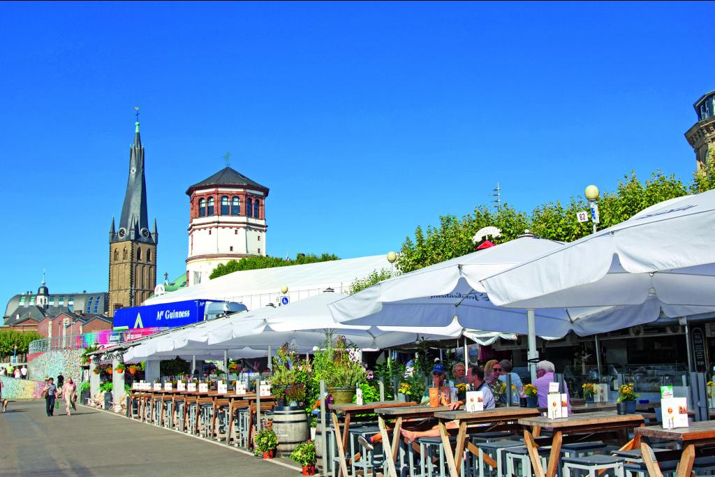 Außengastronomie an einer Flusspromenade