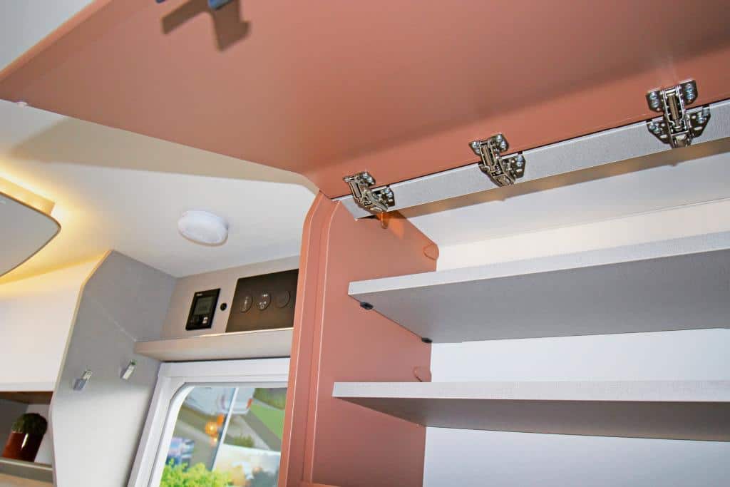 Oberschrank mit geöffneter Klappe im Wohnwagen