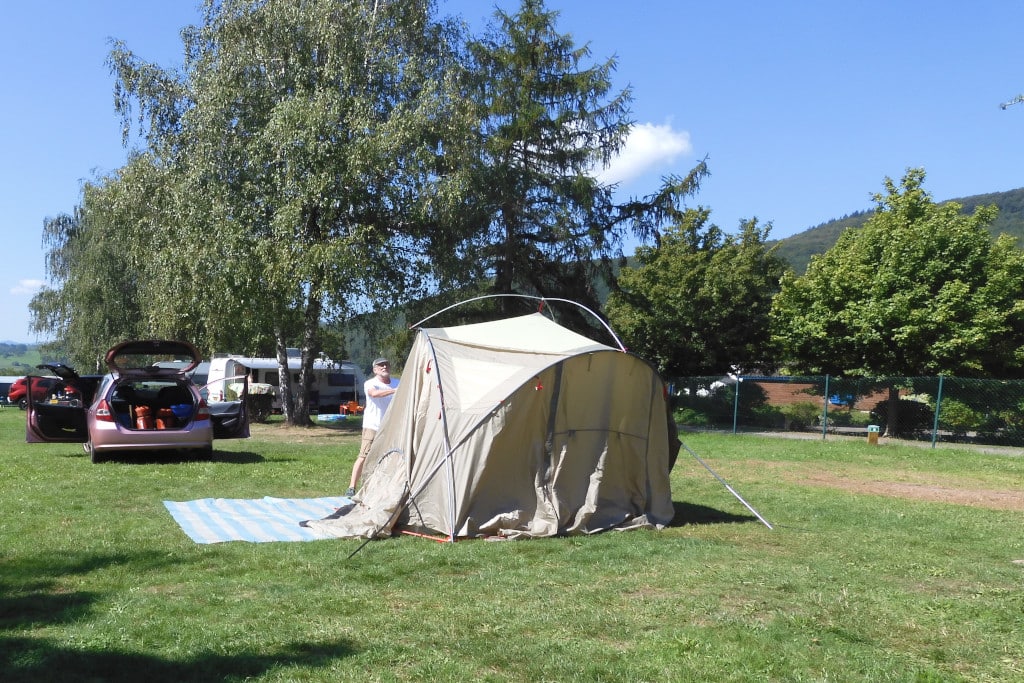 Die Mittelkuppel des Zeltes wird aufgestellt.