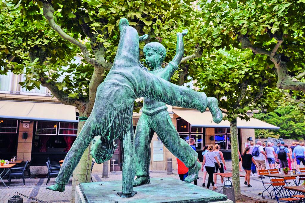 Statue zweier radschlagender Figuren