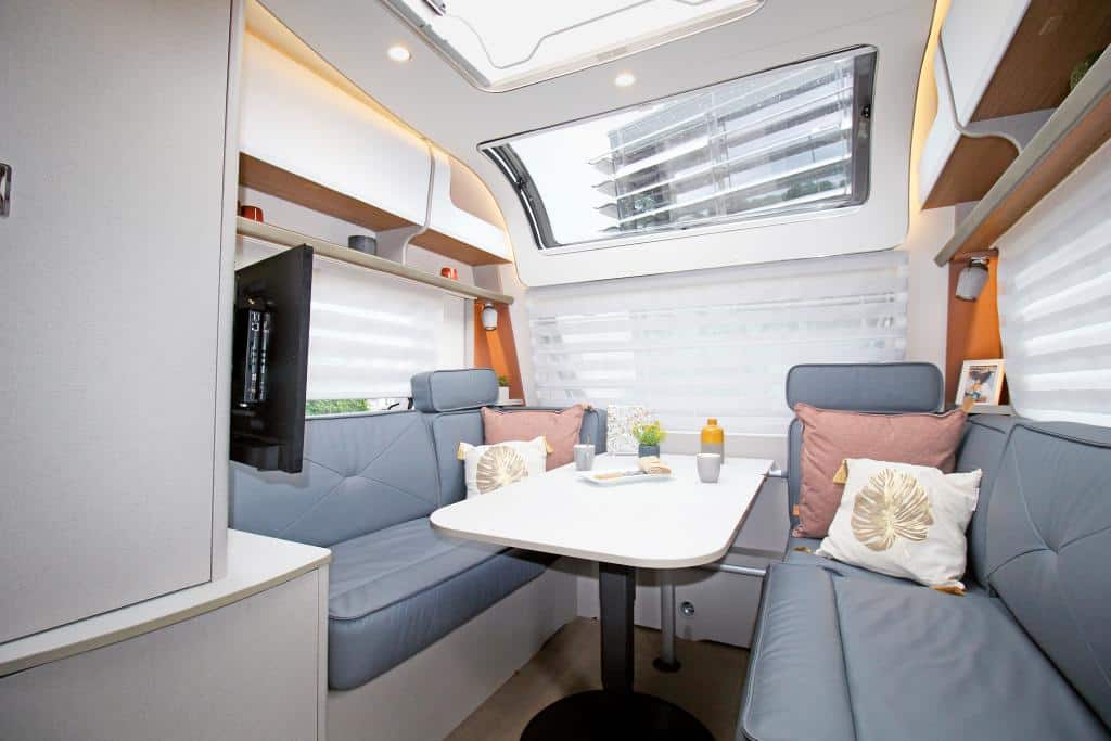 Sitzgruppe im Wohnwagen