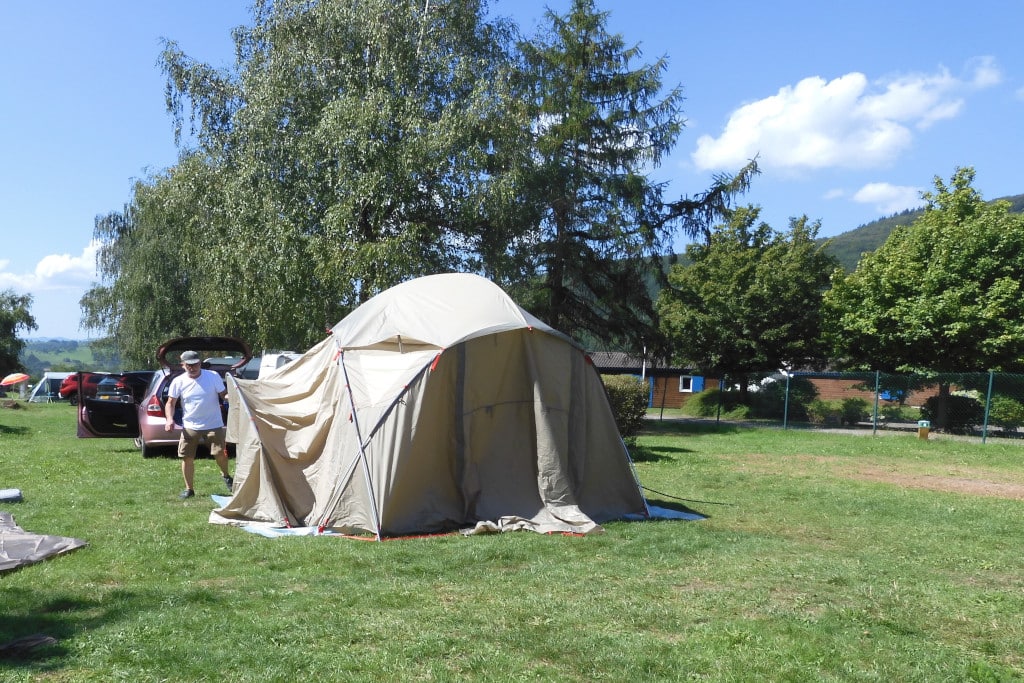 Schlafkabinen des Zeltes abgespannt und die typische Form des Zeltes wird sichtbar.