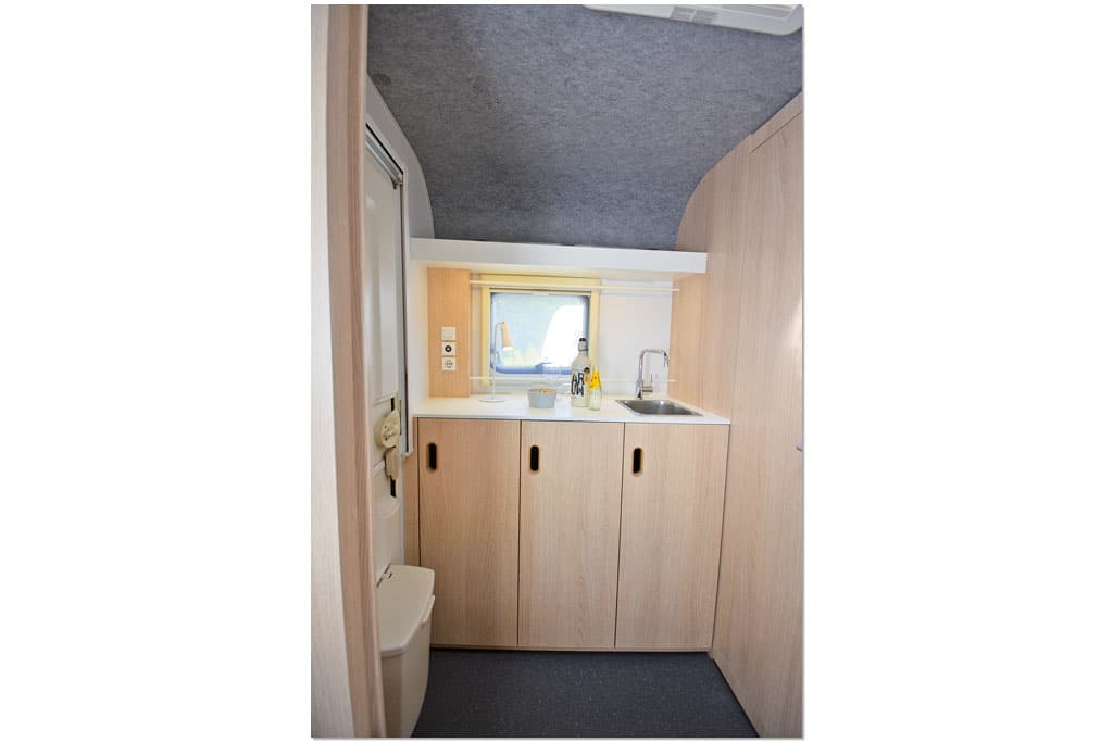 Kleiner Küchenblock im Mini-Wohnwagen