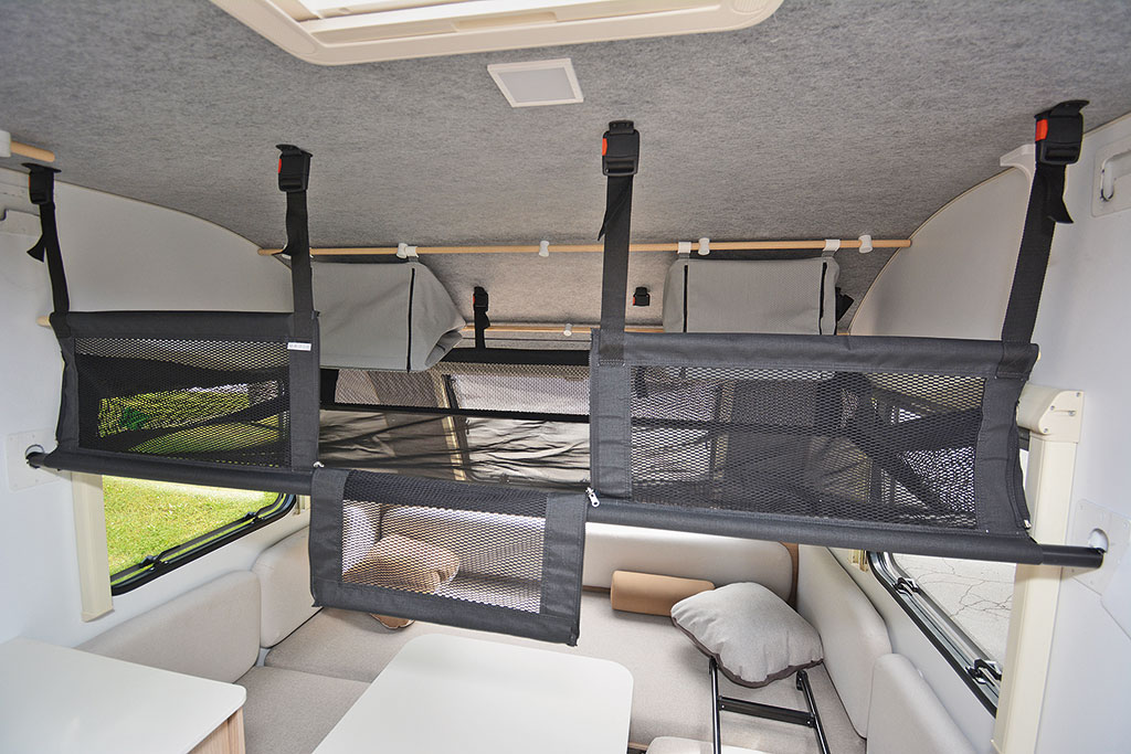Von der Wohnwagendecke absenkbares Kinderbett aus Mesh-Stoff