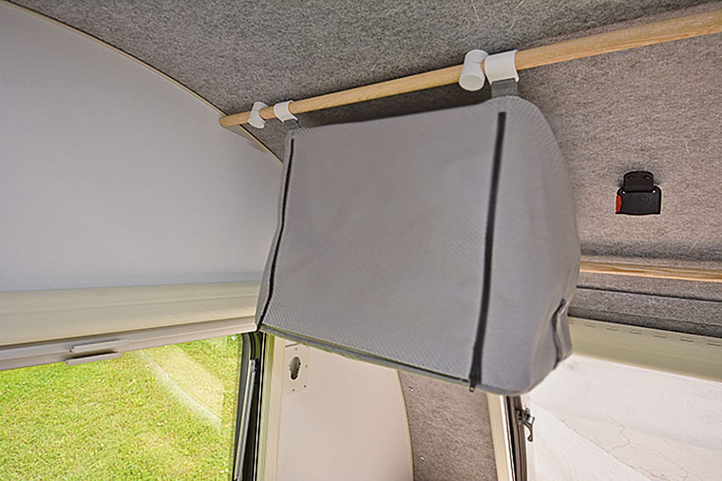 An der Decke eines Wohnwagens angebrachte Stofftasche