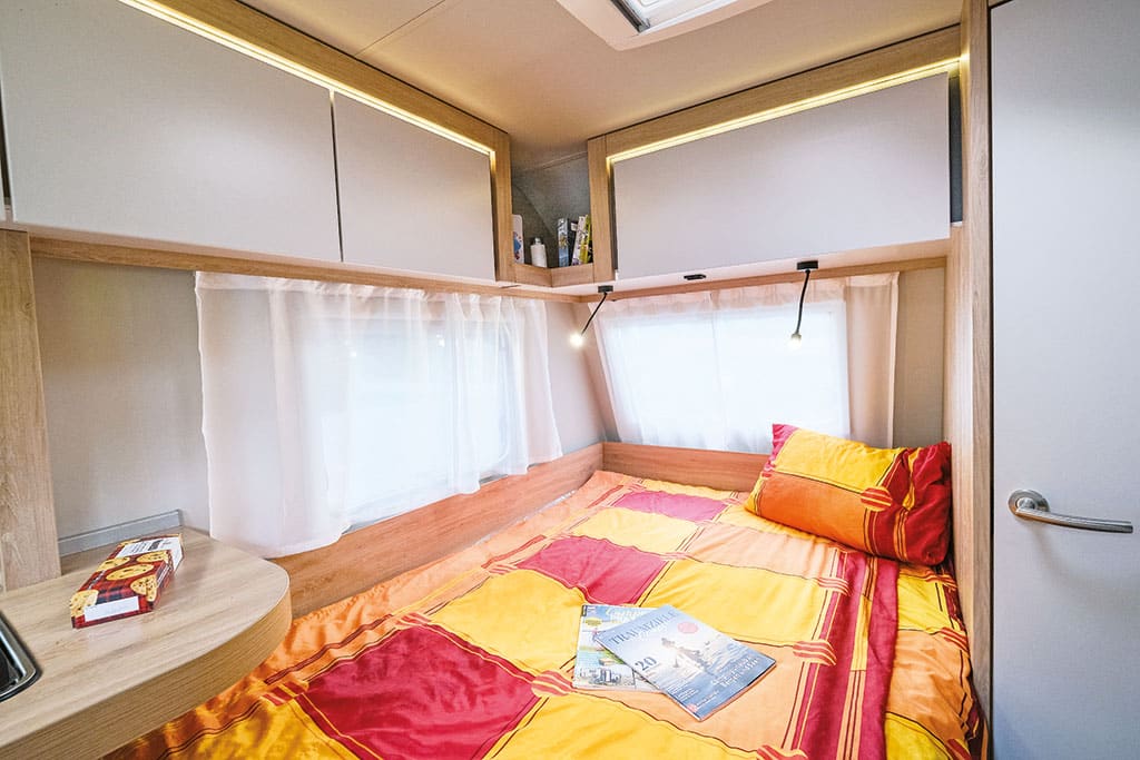 Französisches Bett im Wohnwagen