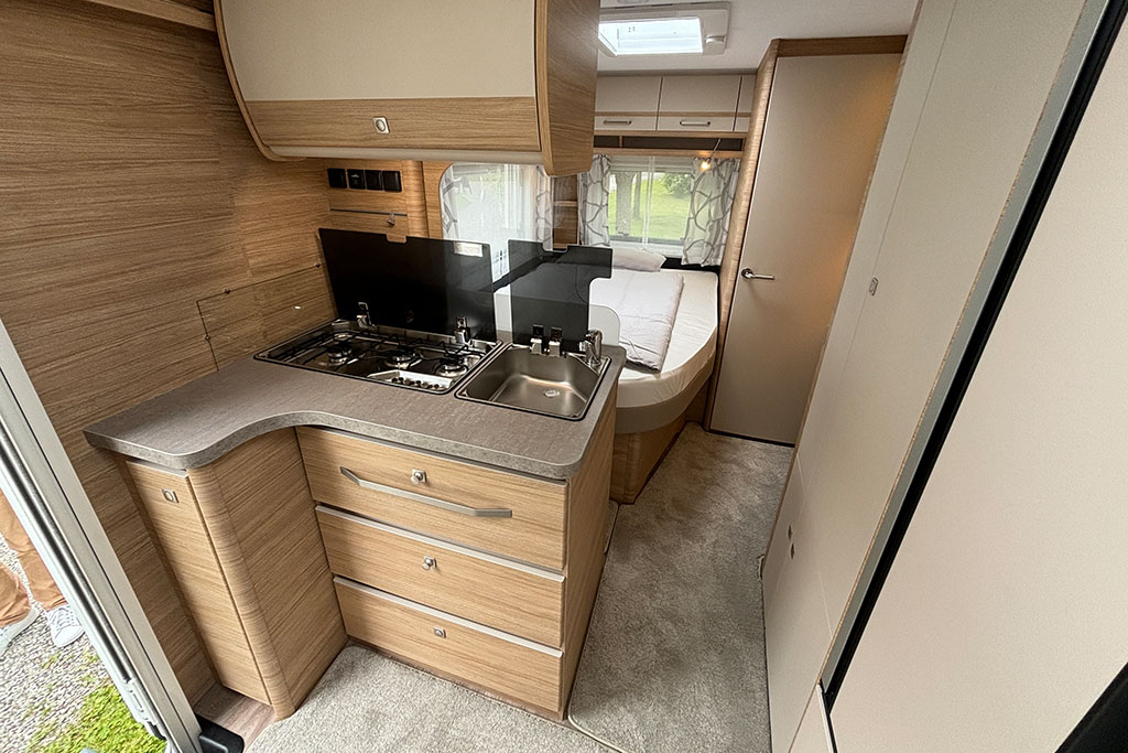 Wohnwagen-Innenraum mit Winkelküche am Eingang