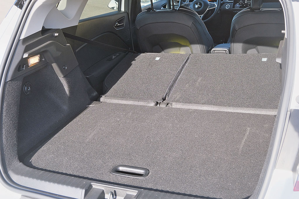 Gepäckraum im Auto mit umgeklappter Rücksitzbank