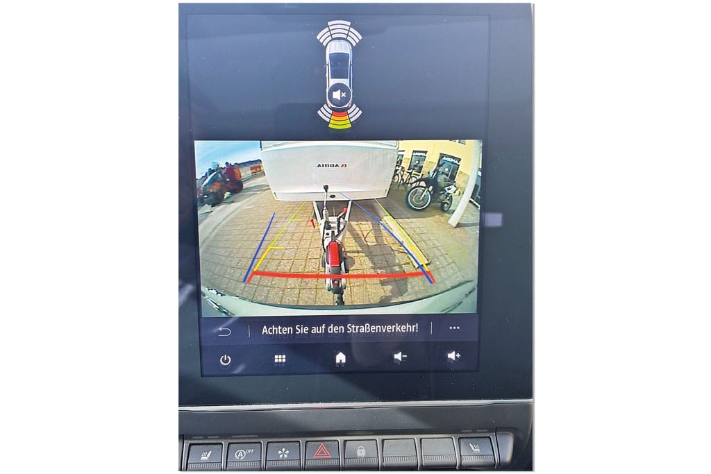 Blick auf einen Wohnwagen in einer Rückfahrkamera