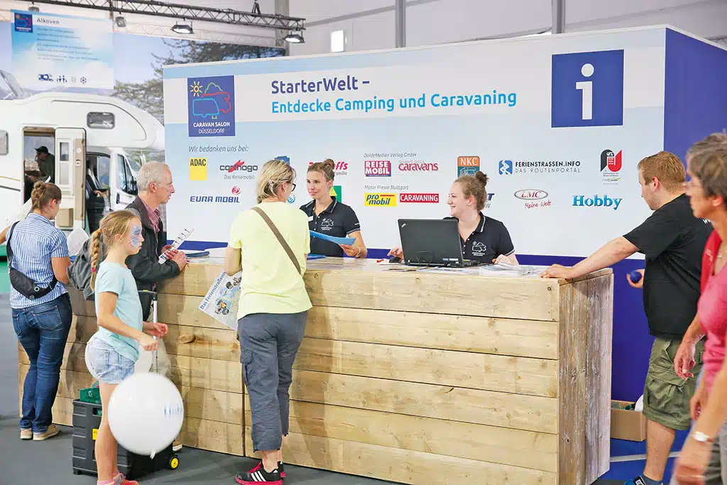 Besucher an einem Messe-Informationsstand bei der Starterwelt