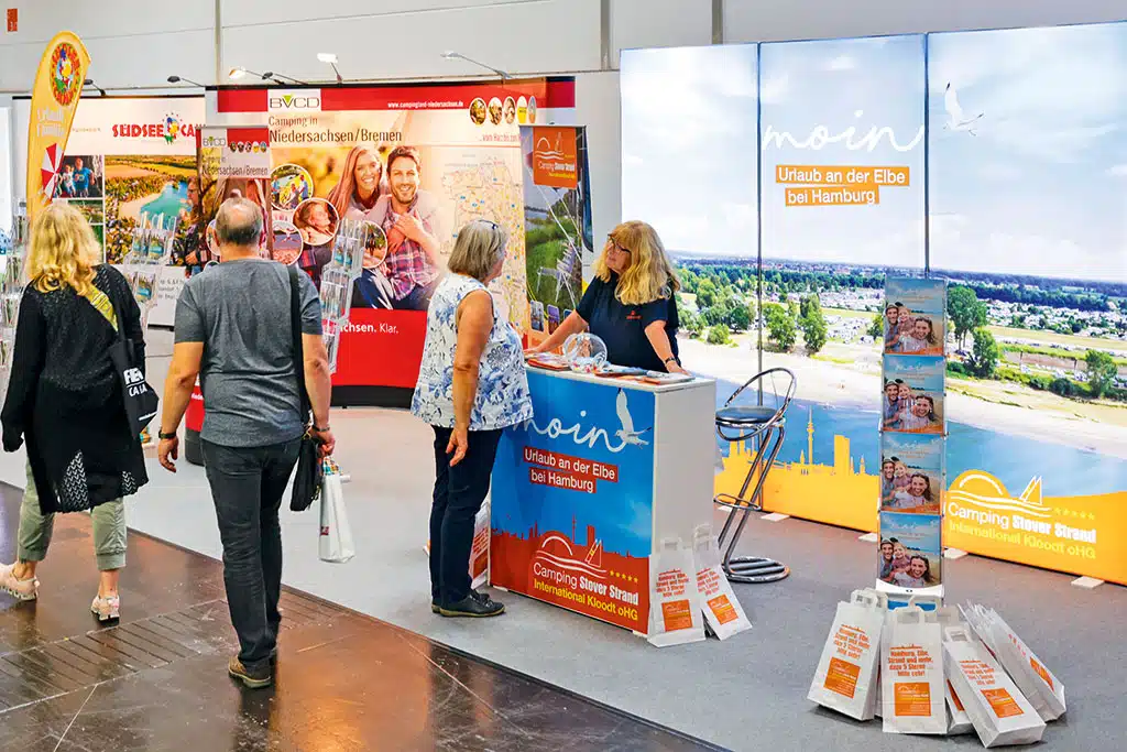 Messebesucher an einem Tourismus-Stand