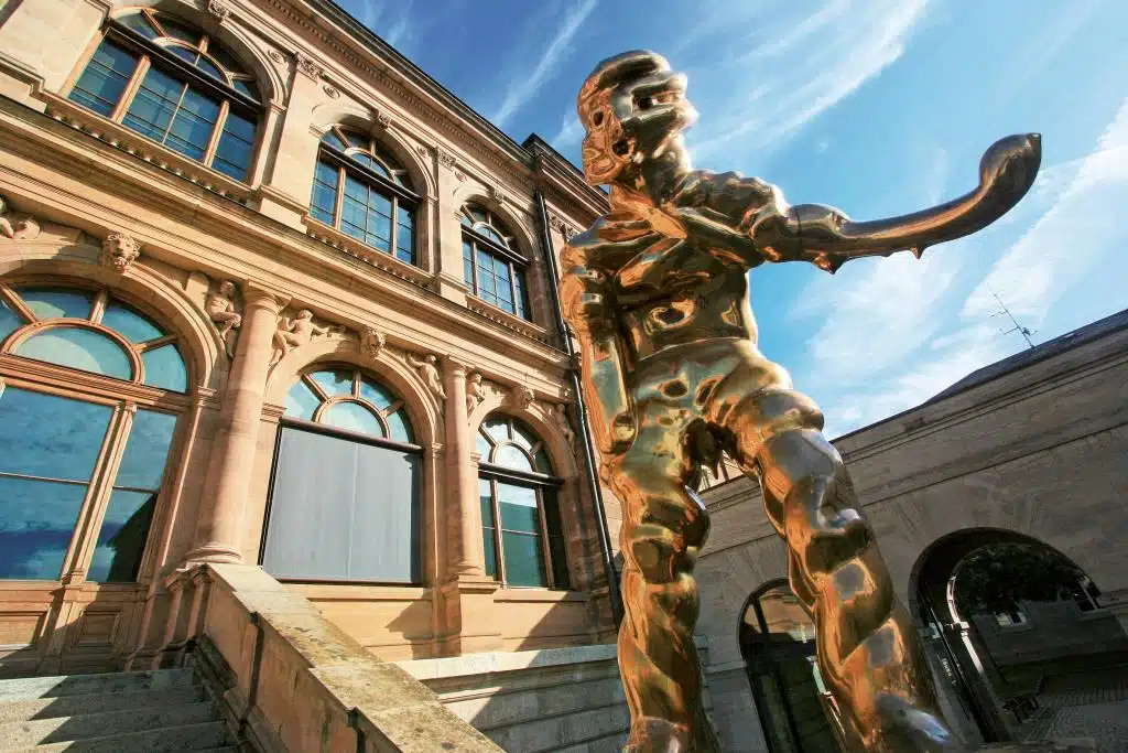 Eine Statue vor einem alten Museumsgebäude