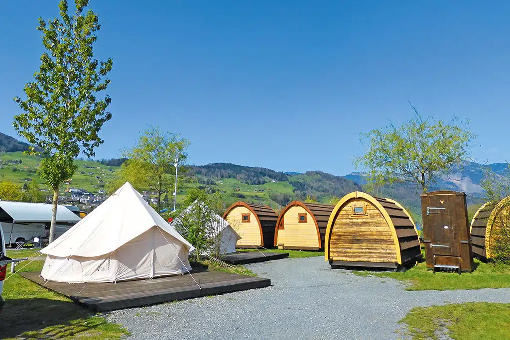 Halbrunde Chalets aus Holz