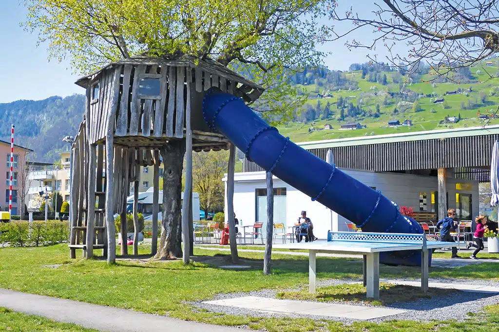 Spielplatz mit einer Rutsche