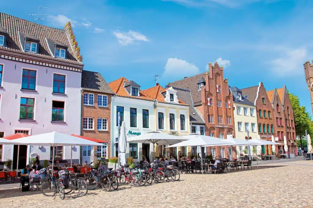 Rathausplatz mit historischen Gebäuden