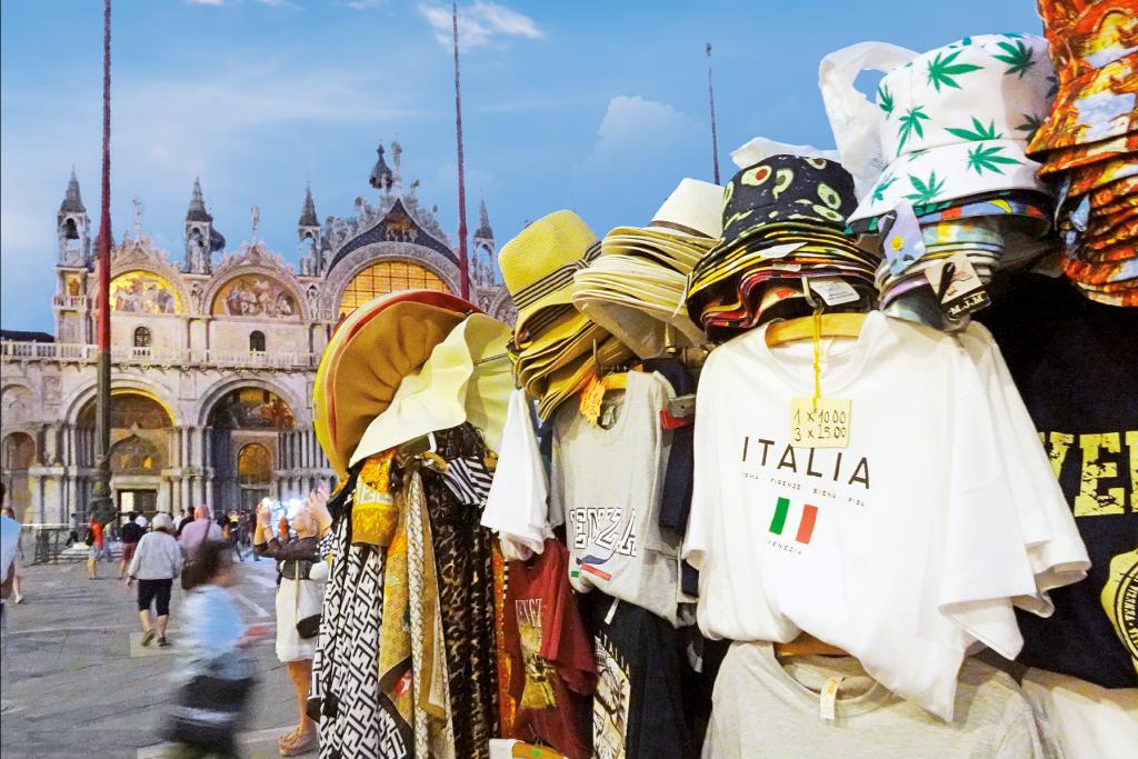 Souvenierstand vor dem Markusdom in Venedig
