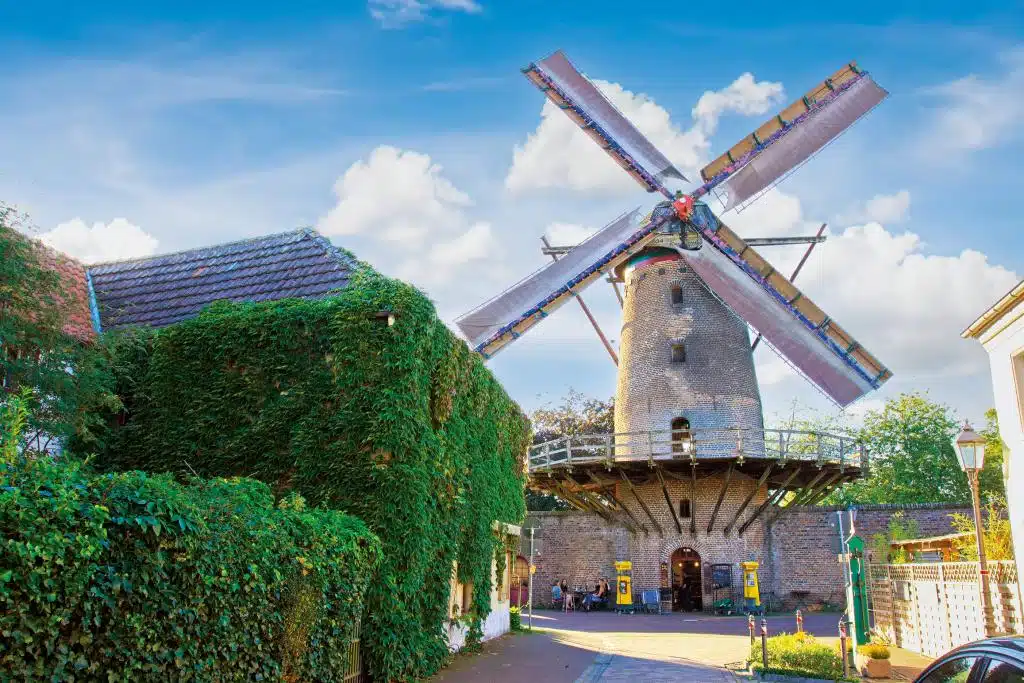 Eine Windmühle im Sommer