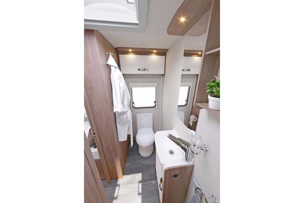 Bad im Wohnwagen in hellbraunem Holzdekor
