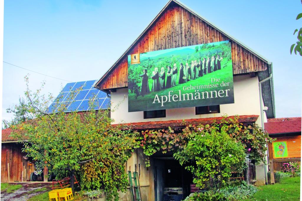 Gebäude mit großem Schild mit Aufschrift 