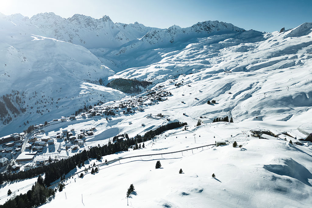 Eine weite, tief verschneite Berglandschaft
