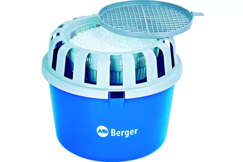 Luftentfeuchter in blauer Dose