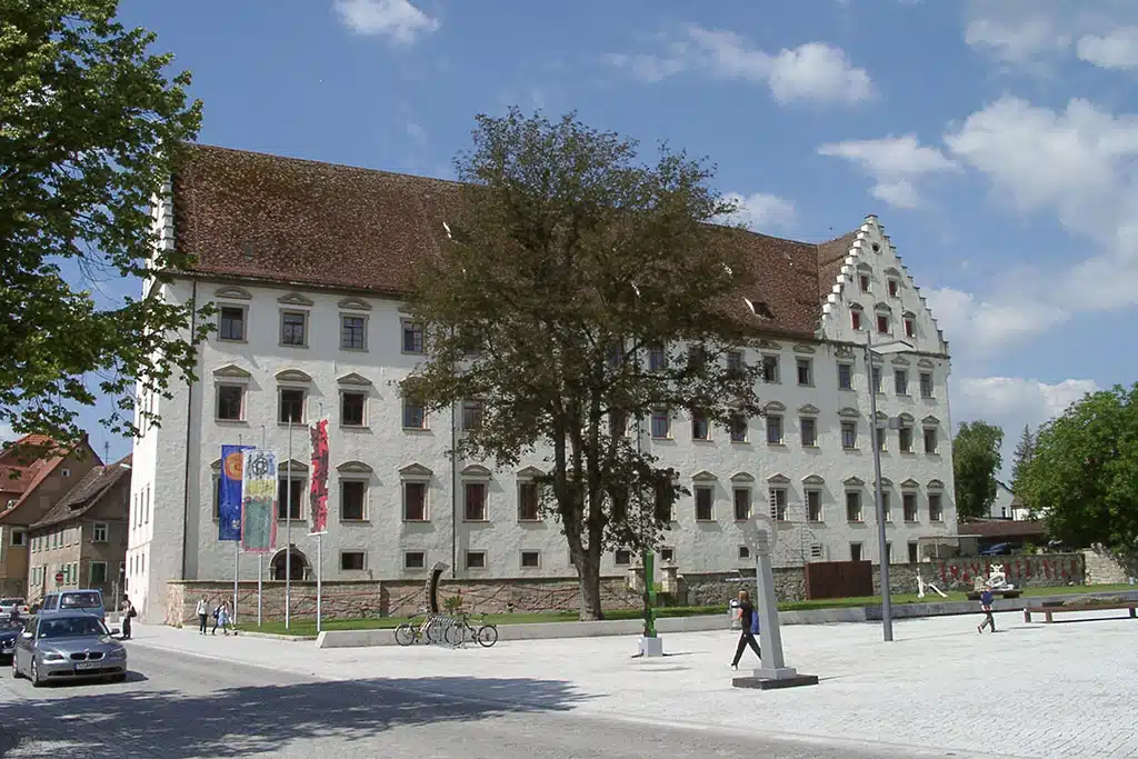 Ein großes, altes Gebäude